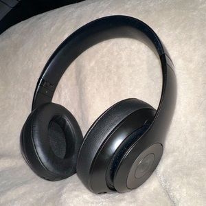 Black Beats studio 3 noise cancelling headphones